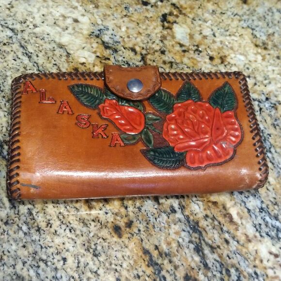 Vintage Alaska Tooled Leather Red Rose Flower Kisslock Kiss Lock Wallet - Picture 1 of 12